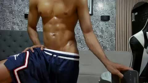 chriss_r07 online show from August 1, 7:14 am