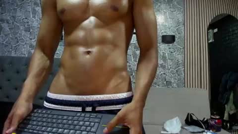 chriss_r07 online show from August 1, 9:26 am