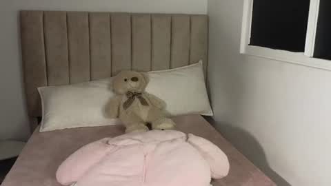 Mia online show from August 11, 6:26 am