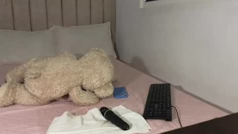 Mia online show from August 15, 7:45 am