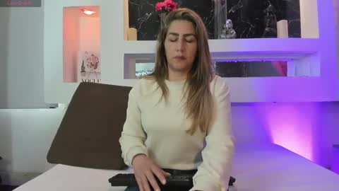 Cinthya  online show from May 18, 12:38 pm