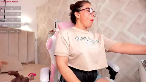 clhoe_johnson_ online show from August 18, 2:56 pm