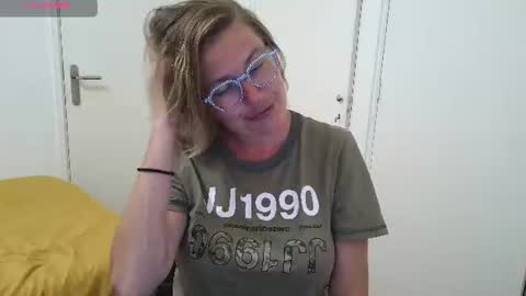 Syl  online show from August 12, 9:17 pm