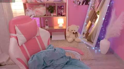 Mia online show from August 9, 2:51 pm