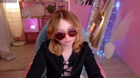 Mia online show from August 9, 4:30 pm