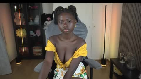 carola independent model online show from May 25, 1:02 pm