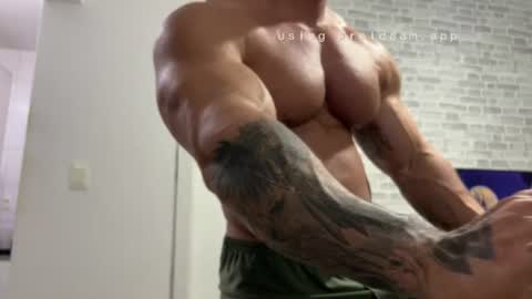 couplemuscle40 online show from July 21, 2:26 am