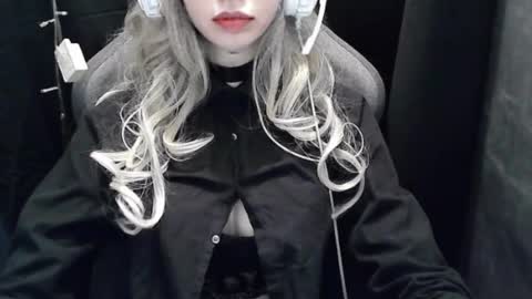 crimson_lady6 online show from August 13, 12:24 am