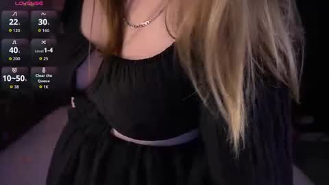 crystallpaws_ online show from June 27, 11:35 am