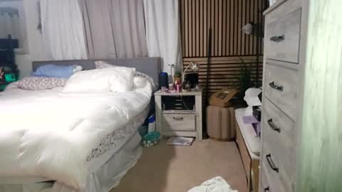 cumguzzlingskank online show from June 18, 1:27 am