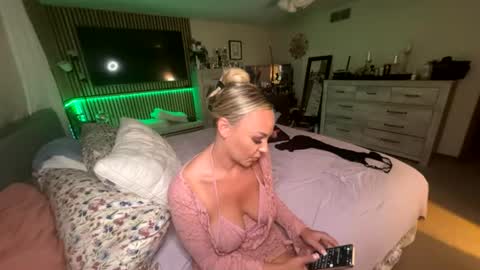 cumguzzlingskank online show from June 26, 5:00 am