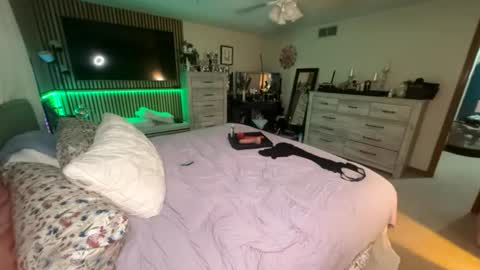 cumguzzlingskank online show from June 26, 6:17 am