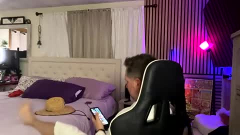 cumguzzlingskank online show from August 1, 7:36 am