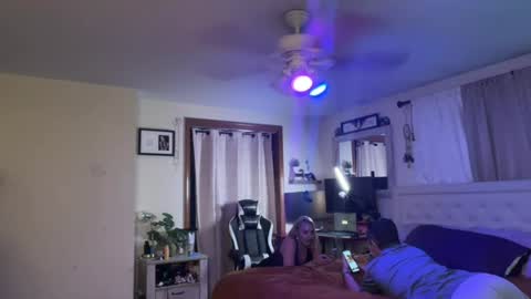 cumguzzlingskank online show from August 13, 3:20 am