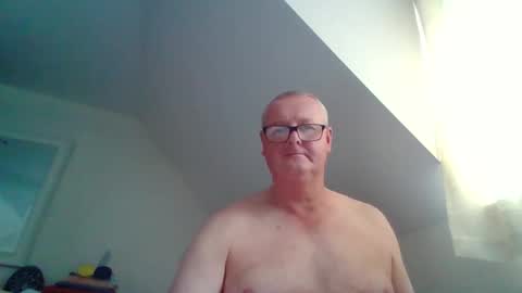 curiousax77 online show from April 10, 2:02 pm