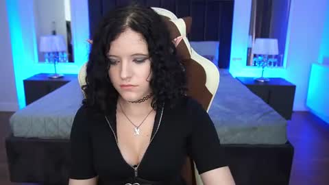 curly_cleo online show from August 7, 12:05 pm