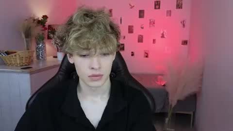 curly_twinkboy online show from July 26, 8:36 pm