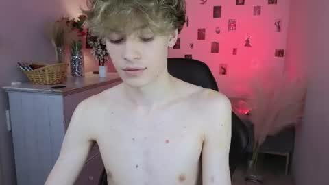 curly_twinkboy online show from July 26, 10:48 pm