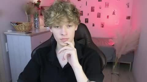 curly_twinkboy online show from July 27, 1:22 am