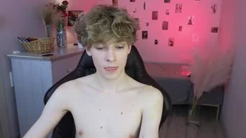 curly_twinkboy online show from July 27, 3:34 am
