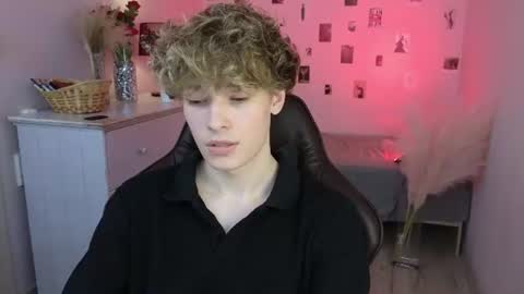 curly_twinkboy online show from July 27, 4:40 am