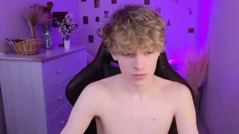 curly_twinkboy online show from July 29, 6:31 am