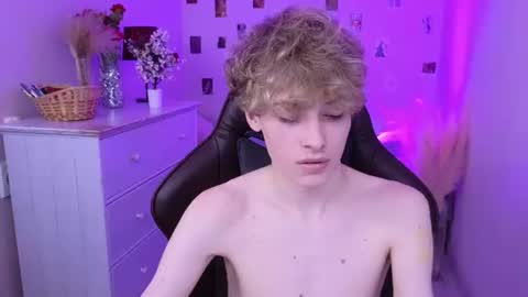 curly_twinkboy online show from July 29, 7:37 am