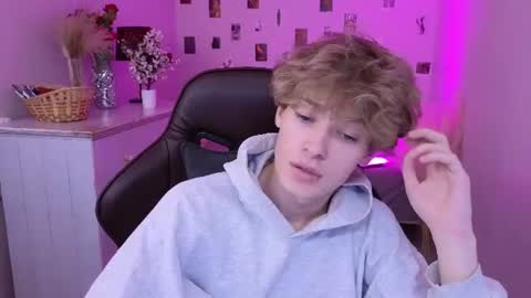 curly_twinkboy online show from July 29, 8:43 am