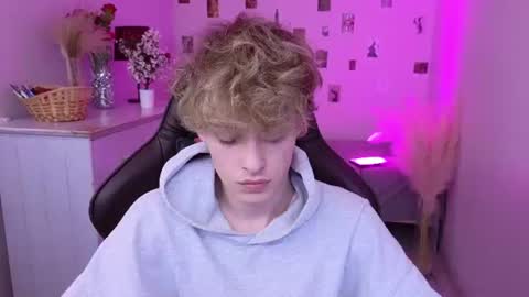 curly_twinkboy online show from July 29, 10:44 am
