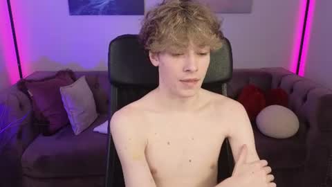 curly_twinkboy online show from July 30, 6:32 am