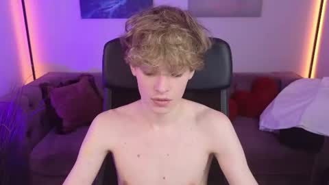 curly_twinkboy online show from July 31, 5:14 am