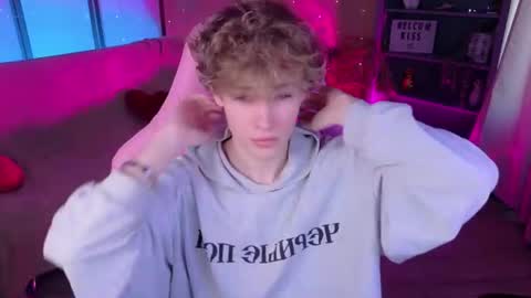 curly_twinkboy online show from August 3, 5:25 am