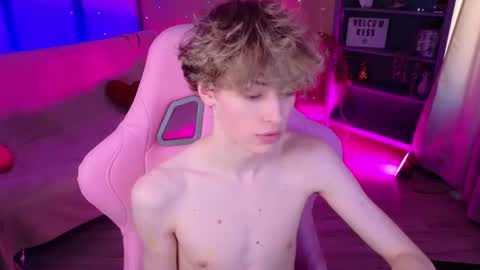 curly_twinkboy online show from August 3, 9:49 am