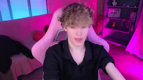 curly_twinkboy online show from August 11, 6:15 am