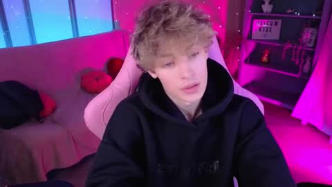 curly_twinkboy online show from August 11, 7:21 am