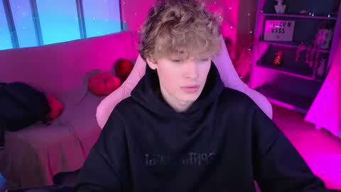 curly_twinkboy online show from August 11, 8:27 am