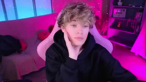 curly_twinkboy online show from August 11, 9:33 am