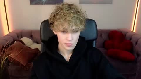 curly_twinkboy online show from August 12, 8:27 am