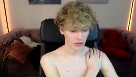 curly_twinkboy online show from August 12, 9:33 am