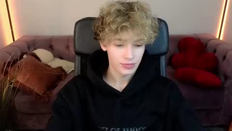 curly_twinkboy online show from August 12, 11:34 am