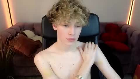 curly_twinkboy online show from August 12, 12:40 pm