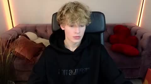 curly_twinkboy online show from August 12, 1:46 pm