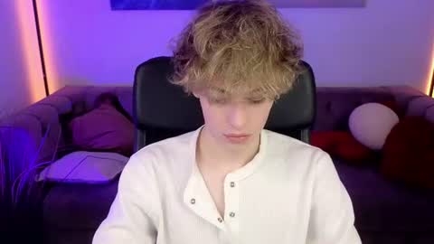 curly_twinkboy online show from August 14, 5:33 am