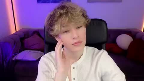 curly_twinkboy online show from August 14, 6:39 am