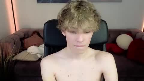 curly_twinkboy online show from August 14, 7:45 am