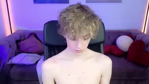 curly_twinkboy online show from August 14, 11:14 am