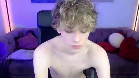 curly_twinkboy online show from August 14, 12:20 pm