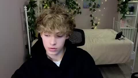 curly_twinkboy online show from August 15, 9:08 pm