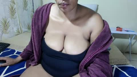 curvybae45 online show from August 12, 1:13 pm