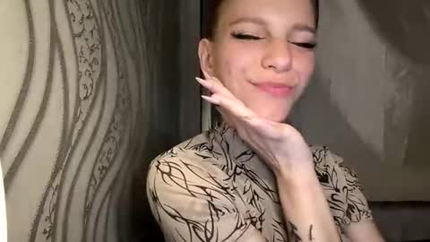 cute_foxis online show from June 16, 9:24 pm